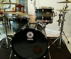 YAMAHA "ROCK TOUR" 4 - PIECE COMPLETE DRUMSET. IN EXCELLENT CONDITION. 9/10.