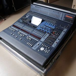 YAMAHA DM2000 V2 & METER-BRIDGE, FLIGHT-CASE,4X ADAT CARDS Top Digital Console