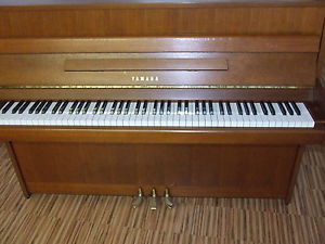 Yamaha Klavier Nußbaum gebraucht