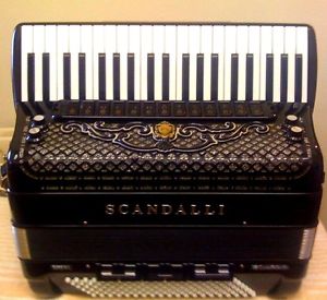 SCANDALLI SUPER  V1 L PIANO ACCORDION-BUILT IN MIC-HARD CASE-IN:VERY GOOD CON'D!