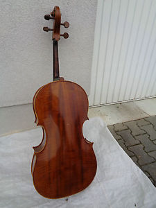 Cello mit Zettel