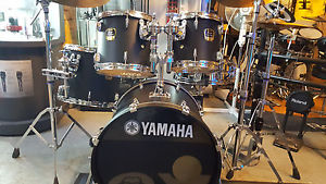 Yamaha Stage Custom Standard Drumset in Satin Black mit Hardware und Becken