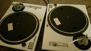 2 Technics turntable and 2 15inch Mackie Speaker with built-in amps