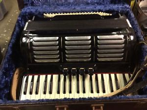 USED ACCORDION VINTAGE WITH CASE  MADE IN ITALY