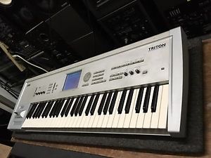 Korg Triton 61 key Workstation Classic  SAMPLER/16meg/keyboard synth //ARMENS//