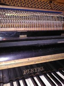 Piano droit ancien Pleyel Wolff & Cie Paris datant de 1896 modèle music-hall
