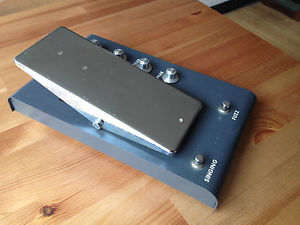 Keio Synthesizer Traveler wah fuzz synthesizer vintage Korg guitar effect pedal