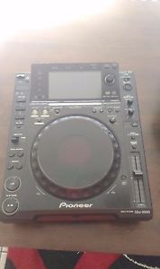 1x Pioneer CDJ 2000 DJ Deck