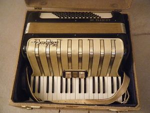 LADIES SIZE ARIETTA IM HOHNER  72 BASS  WITH MUSSETTE GREAT ACCORDION BIG SOUND