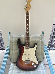 2009 FENDER STRATOCASTER WITH HARDCASE EXCELLENT CONDITION