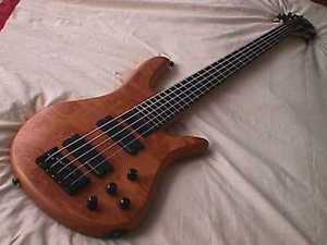 ZON Sonus Series - Sonus Standard 5. Mint condition. c/w original Zon gig-bag.