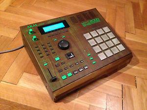 AKAI MPC 2000 CUSTOM MIDI PRODUCTION CENTER+FLORESCENTPADS+BLUE LCD DISPLAY+32MB