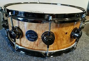 DW DRUM WORKSHOP 5.5X14 EXOTIC SNARE DRUM WITH BLACK NICKEL HW. MAPA BURL