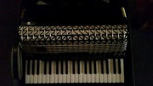 Accordion Hohner Atlantic IV DeLuxe in original case with strap