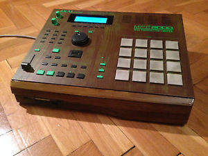 AKAI MPC 2000 CUSTOM MIDI PRODUCTION CENTER+FLORESCENTPADS+BLUE LCD DISPLAY+32MB