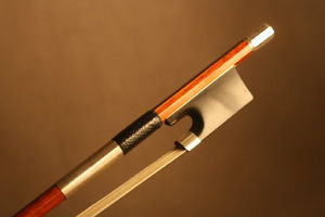 FINE PERNAMBUCO VIOLIN BOW MADE AFTER JAMES TUBBS, SILVER MOUNTED GEIGENBOGEN