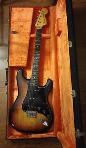 Vintage 1979 FENDER Stratocaster hard tail 3 tone sunburst finish