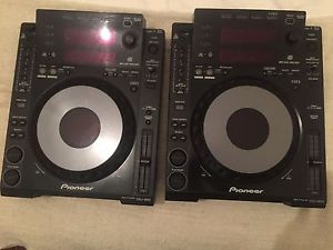 2 x Pioneer CDJ-900's