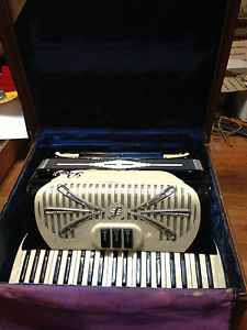 ACCORDIAN -RIVOLI BY SONOLA  -MODEL # R241 -MADE IN ITALY -CASE