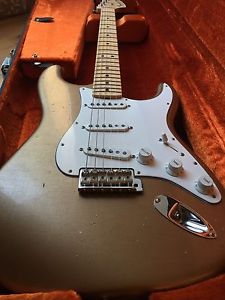 Fender stratocaster 69 Relic Custom Shop Gold Color With Case And Certificat