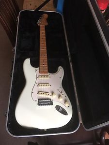Fender Stratocaster Mexican. Vintage White. Very Good Condition. Hard Case. Amp