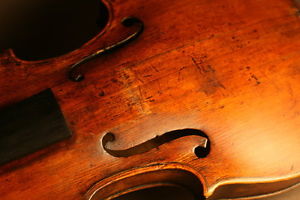 A FINE & VERY INTERESTING OLD ANTIQUE 18TH CENTURY VIOLIN FOR RESTORATION, 355MM