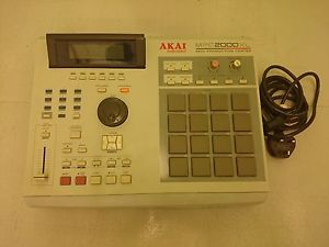 akai mpc 2000 xl Sampler, Sequencer Drum Machine.