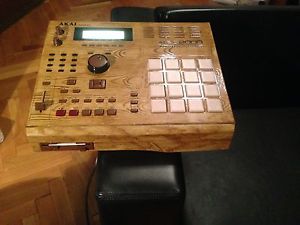 AKAI MPC 2000 CUSTOM MIDI PRODUCTION CENTER+NEW LCD DISPLAY+CUSTOMPADS+32MB