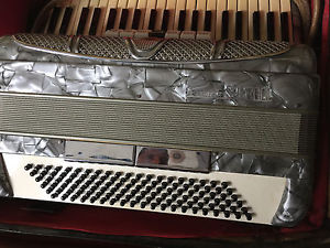 accordéon PASQUALE SOPRANI 120 BASSES