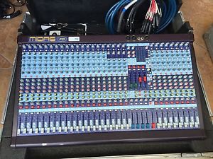Midas Venice 320 32-Channel Analog Mixing Console 32X4 With Road Case, Dog House