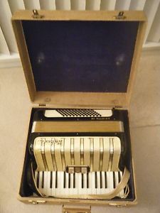 LADIES SIZE ARIETTA IM HOHNER  72 BASS  WITH MUSSETTE GREAT ACCORDION BIG SOUND