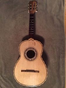 Roberto Morales Vihuela Size 3 from 2002 for Mariachi