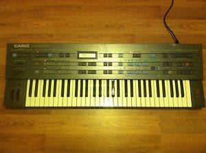 CASIO CZ-5000 PROFESSIONAL GRADE 61 KEYS SYNTHESIZER IN EXCELLENT WORKING ORDER.