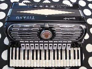 TITANO "PARADE" 4/5 ACCORDION/ACCORDIAN, I HAVE SHIPPED 62 TO BRAZIL, COSTS $180
