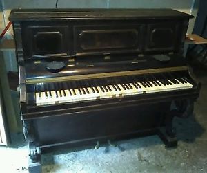 Piano droit ancien Pleyel Wolff & Cie Paris datant de 1896 modèle music-hall