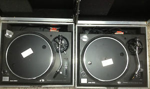 PAIR OF TECHNICS SL-1210 M3D DUAL VOLTAGE WITH HEAVY DUTY ALUMINUM FLIGHT CASES
