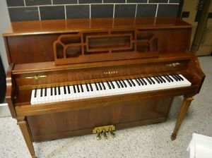 YAMAHA DELUXE CONSOLE PIANO