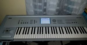 Korg Triton "Classic" 61-Key Digital Synthesizer Keyboard Workstation Mint extra