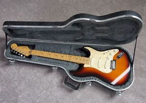 1996 Fender USA Strat DELUXE PLUS guitar - Barely played - Includes case + candy