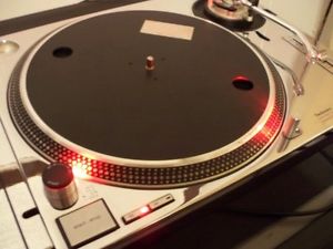 Technics-SL1200MK2-DJ