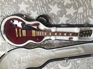 Left-handed Gibson Les Paul Studio version; Wine Red w/ Gold Hardware