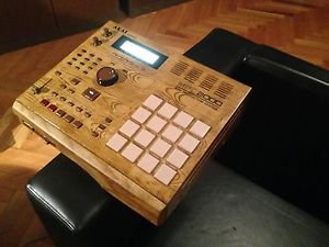 AKAI MPC 2000 CUSTOM MIDI PRODUCTION CENTER+NEW LCD DISPLAY+CUSTOMPADS+32MB
