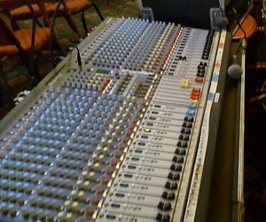 Allen & Heath GL2400 32 Channel & flightcase