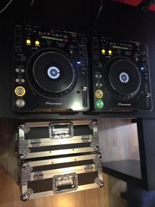 2 Pioneer CDJs MK3 (2 cases included)