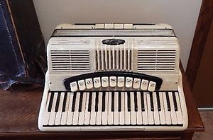 SCANDALLI MADE IN ITALY OFF WHITE ACCORDION 11 TREBLE SWITCHES 120 BASS BUTTONS