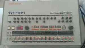 ROLAND TR 909 drum machine