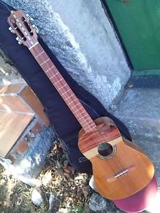 Cuatro Venezolano luthier