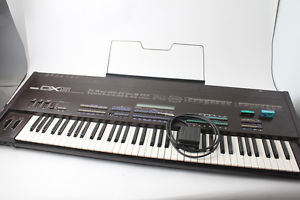 Yamaha DX5 Synth Synthesizer with 3 voice cartridges!