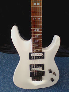 DEAN Vendetta 4F White E-Gitarre