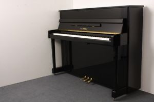YAMAHA b2e PE Klavier schwarz gebraucht